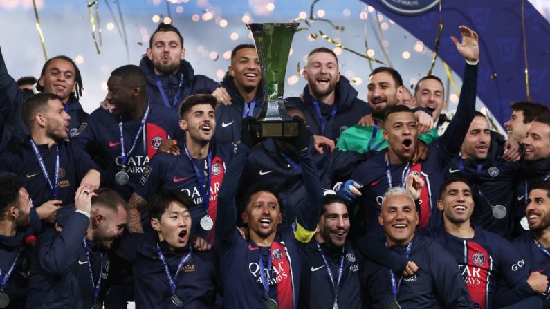 Le PSG a été sacré champion de France pour la 12e fois de son histoire en profitant de la défaite concédée par son dauphin Monaco à Lyon (3-2), dimanche lors de la 31e journée de Ligue 1. (Photo : FRANCK FIFE/AFP via Getty Images)