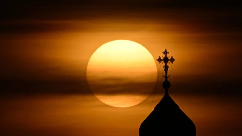 Le soleil se couche derrière le dôme de la cathédrale du Christ-Sauveur, la principale église orthodoxe russe, dans le centre de Moscou, le 25 octobre 2022. (Natalia Kolesnikova/AFP via Getty Images)