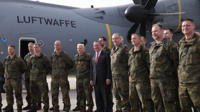 Le ministre allemand de la Défense, Boris Pistorius, pose pour une photo de groupe avec des soldats du premier contingent de la Bundeswehr, les forces armées allemandes, déployés en Lituanie pour faire partie de la nouvelle brigade lituanienne, le 8 avril 2024 à Schoenefeld, en Allemagne. (Sean Gallup/Getty Images)
