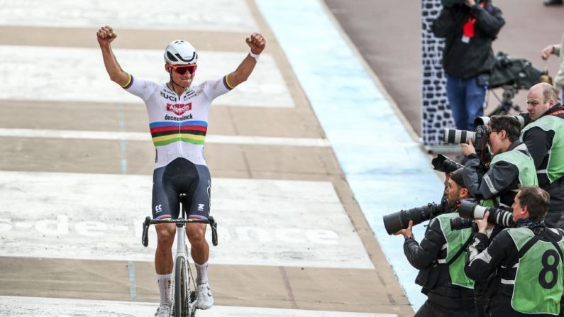 Mathieu Van der Poel a remporté en solitaire dimanche son deuxième Paris-Roubaix après un raid de 60 km qui le fait entrer dans la légende des plus grands coureurs de classiques de l'histoire. (Photo : DAVID PINTENS/BELGA MAG/AFP via Getty Images)
