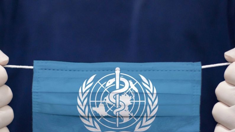 Un médecin brandit un masque médical arborant le drapeau de l'Organisation mondiale de la santé. (kcube-Baytur/Shutterstock)