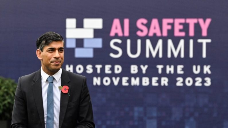 Le Premier ministre britannique Rishi Sunak s'adresse aux journalistes à son arrivée au deuxième jour du sommet britannique sur la sécurité de l'intelligence artificielle (IA) à Bletchley Park, à Bletchley, en Angleterre, le 2 novembre 2023. (Justin Tallis - WPA Pool/Getty Images)