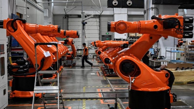 Des bras robotiques fabriqués par le fabricant de robots industriels KUKA dans son usine appartenant au géant chinois de l'électroménager Midea Group à Foshan, dans la province chinoise du Guangdong (sud), le 7 juillet 2022. (Jade Gao/AFP via Getty Images)