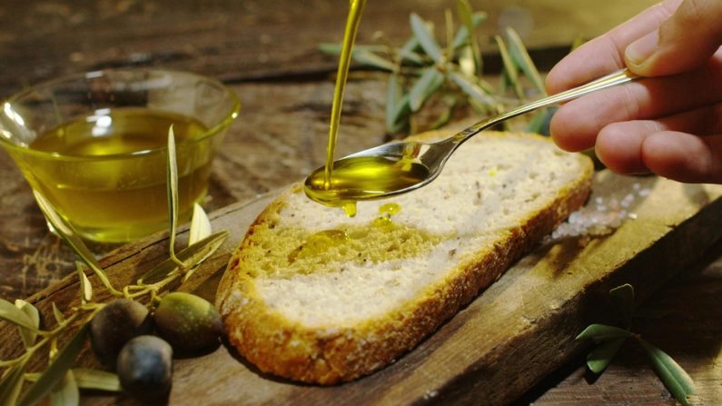 La recherche a démontré que l'huile d'olive offre divers avantages, notamment des propriétés anticancéreuses, une protection du cerveau et la capacité de réduire les lipides sanguins et le taux de sucre dans le sang. (Kitreel/Shutterstock)