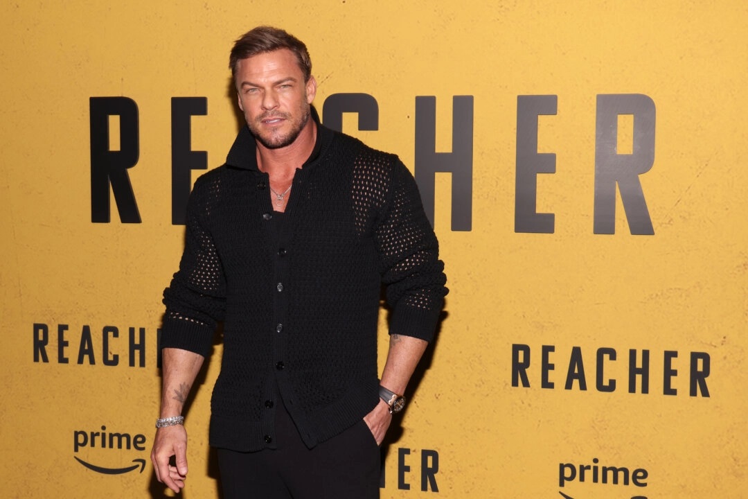 L'acteur de "Reacher" rapporte avoir été agressé sexuellement par un "photographe très célèbre"