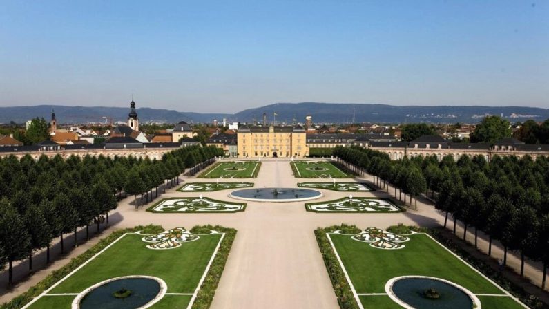Dans cette vue aérienne, le château de Schwetzingen est entouré d'un jardin baroque à la française, caractérisé par des parterres de fleurs, des zones de haies et des jeux d'eau, qui rappellent Versailles. (Avec l'aimable autorisation des Palais et jardins nationaux du Bade-Wurtemberg/Achim Mende)