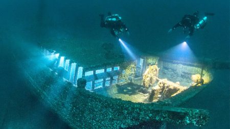 Rares photos sous-marines d’épaves fantomatiques de bâtiments de guerre, d’hélicoptères, de chars d’assaut…au Prix du photographe sous-marin de l’année