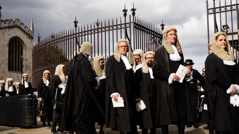 Des juges se rendent au Palais de Westminster, dans le centre de Londres, pour marquer selon leur tradition, le début de la nouvelle année judiciaire, le 3 octobre 2022. (Niklas Halle'n/AFP via Getty Images)