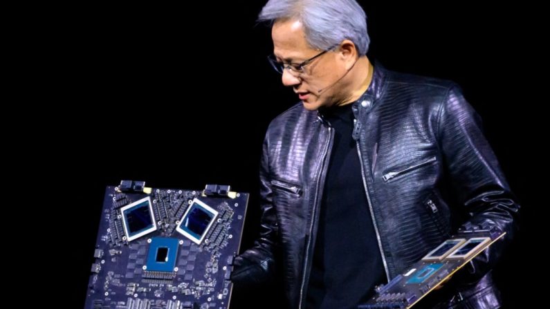 Jensen Huang, PDG de NVIDIA, présente des produits sur scène lors de la conférence annuelle sur l'intelligence artificielle Nvidia GTC au SAP Center de San Jose (Californie), le 18 mars 2024. (Josh Edelson/ AFP via Getty Images)