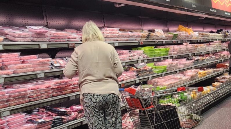 Une femme fait ses courses dans le rayon viande d'un supermarché à Albany, en Australie . (Susan Mortimer/The Epoch Times)