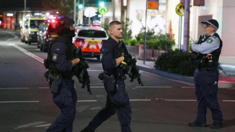 Des policiers armés patrouillent à l'extérieur du centre commercial Westfield Bondi Junction après une attaque à l'arme blanche à Sydney le 13 avril 2024. (David Gray/ AFP via Getty Images)