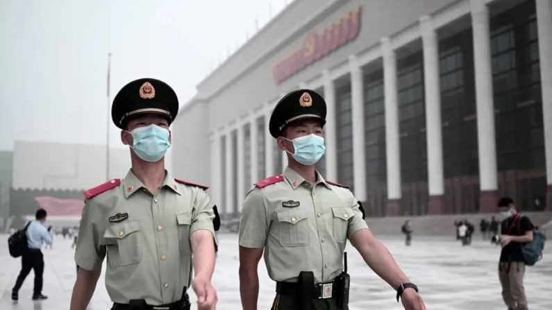 La police paramilitaire devant le musée du Parti communiste chinois près du stade national du Nid d'oiseau à Pékin, le 25 juin 2021. (Noel Celis/AFP via Getty Images)