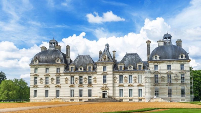 Inspiré du Palais du Luxembourg à Paris, le château présente un bâtiment central avec deux ailes résidentielles et des pavillons d'angle surmontés de coupoles et de pierres sculptées horizontales de chaque côté. La pierre de Bourré, une pierre de couleur tendre de la vallée du Cher qui devient plus légère et plus dure avec l'âge, est utilisée en façade. Le domaine familial se caractérise par sa simplicité et sa symétrie, ce qui en fait un précurseur du style typiquement français sous Louis XIV. (Yuri Turkov/Shutterstock)