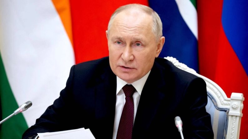 Le président russe Vladimir Poutine assiste à un sommet virtuel du groupe des nations BRICS (le bloc qui comprend le Brésil, la Russie, l'Inde, la Chine et l'Afrique du Sud) pour discuter de la guerre entre Israël et le Hamas, à Moscou, le 21 novembre 2023. (Alexander Kazakov/Pool/AFP via Getty Images)