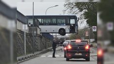 Meaux: un bus à moitié suspendu dans le vide, après une sortie de route