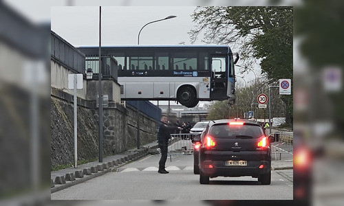 Ce jeudi 4 avril 2024 à la gare routière de Meaux (Seine-et-Marne), un bus d’Île-de-France Mobilités s’est retrouvé à demi suspendu dans le vide. (Capture d'écran X @SureteG)