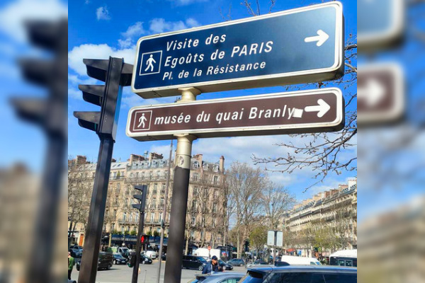 Une faute d’orthographe repérée sur un panneau indiquant la direction pour la « visite des égouts de Paris ». (capture d’écran @muriel_gilbert)