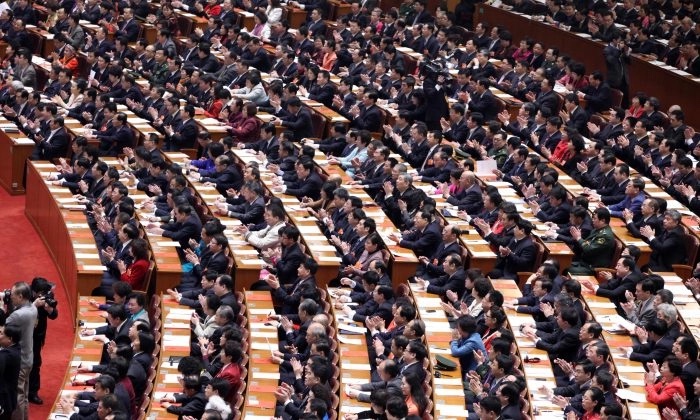 Des délégués assistent à la session de clôture de l'Assemblée populaire nationale (APN) au Grand Hall du Peuple à Pékin, en Chine. (ChinaFotoPress/China FotoPress via Getty Images)