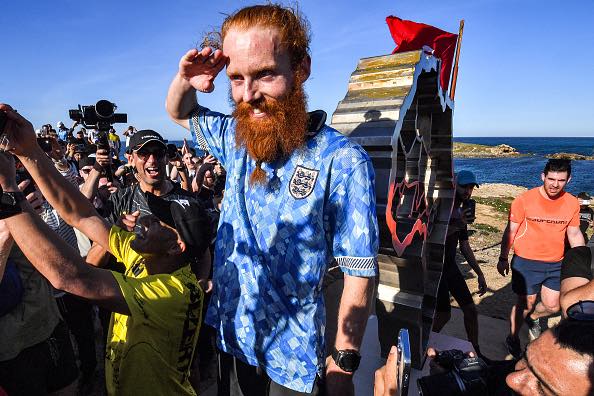 Le coureur britannique Russ Cook à son arrivée au point le plus septentrional de l'Afrique au Cap Angela, au nord-est de Tunis, le 7 avril 2024. (Photo FETHI BELAID/AFP via Getty Images)
