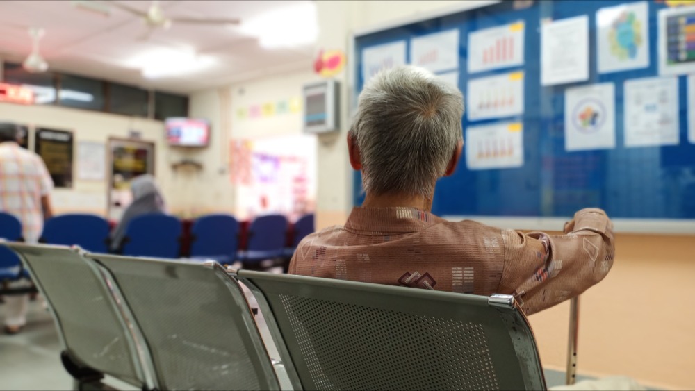 "Pas d'oreiller, pas de couverture": admis aux urgences pour un risque d'AVC, il attend 48 heures dans un couloir