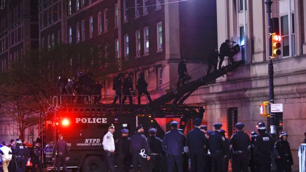 La police de New York arrête des manifestants pro-palestiniens et libère un bâtiment occupé de l’université de Columbia