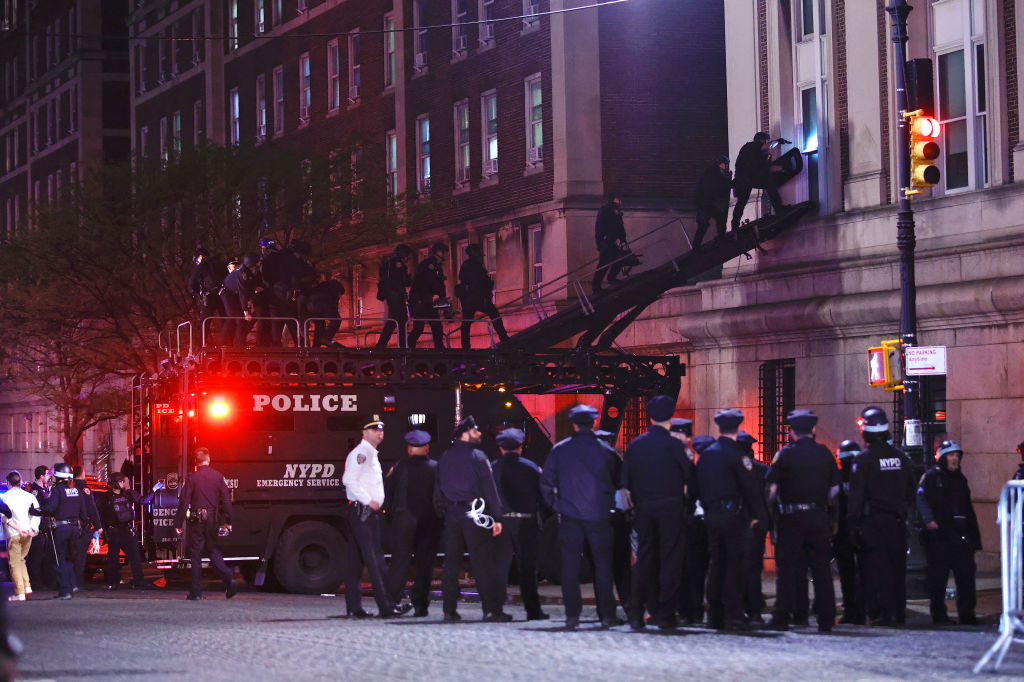 La police de New York arrête des manifestants pro-palestiniens et libère un bâtiment occupé de l'université de Columbia