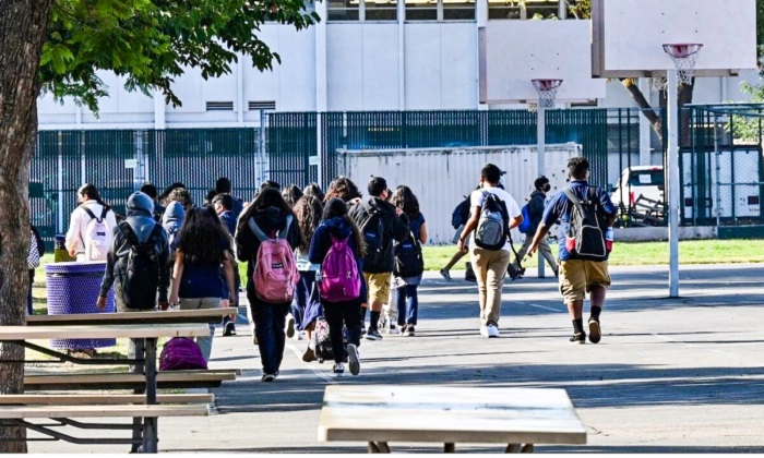 Des élèves se rendent à leur salle de classe dans un collège public de Los Angeles, le 10 septembre 2021. (Robyn Beck/AFP via Getty Images)