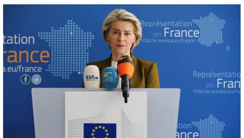 Ursula von der Leyen, présidente de la Commission européenne, prend la parole devant la presse à la représentation française de la Commission européenne à Paris, le 6 mai 2024. (Dimitar Dilkoff/AFP via Getty Images)
