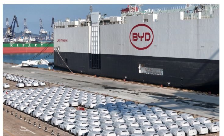 Des voitures électriques de marque chinoise BYD attendent d'être chargées et exportées par un navire de fabrication chinoise dans le port de Yantai, dans la province chinoise du Shandong, le 10 janvier 2024. (Photo STR/AFP via Getty Images)