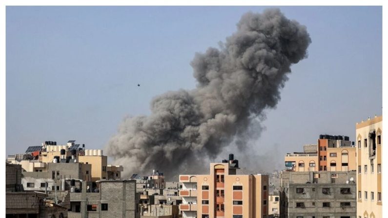 La fumée s'élève dans les airs à la suite du  bombardement israélien dans la ville de Gaza, le 18 avril 2024. (AFP via Getty Images)