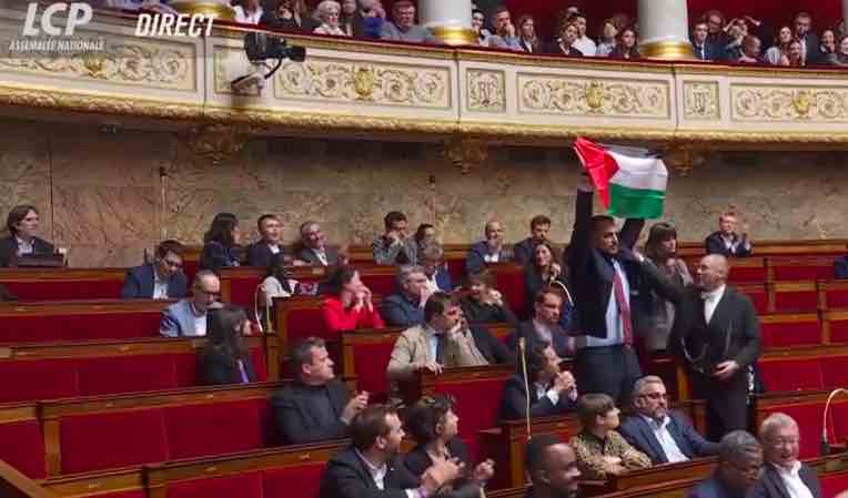 Assemblée : un député LFI brandit un drapeau palestinien, la séance suspendue