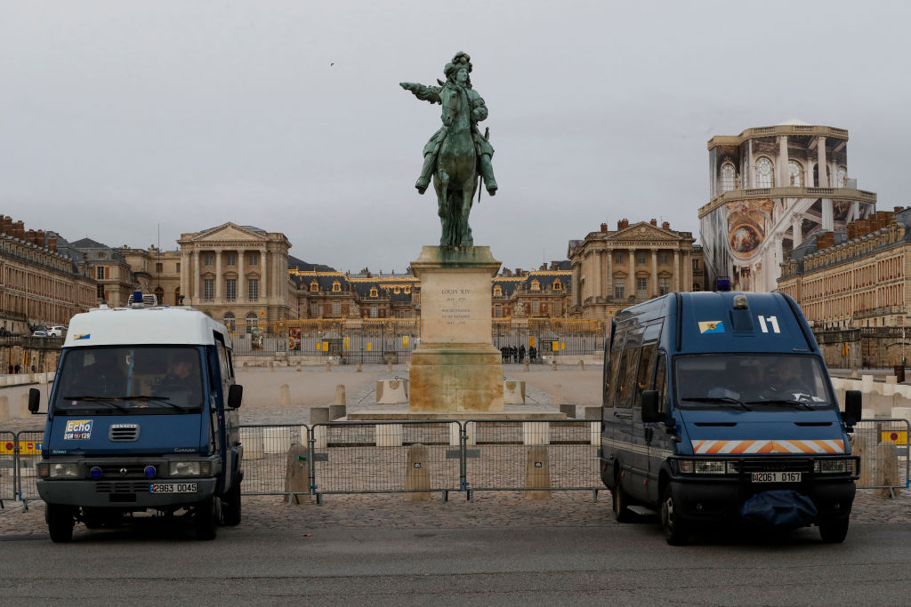 Des prisonniers visiteront le Château de Versailles et y pique-niqueront, les policiers scandalisés