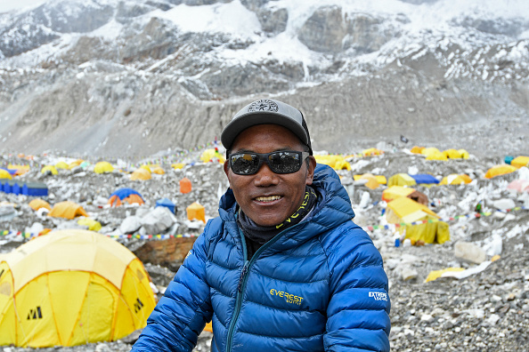L'alpiniste népalais Kami Rita Sherpa dans la région du mont Everest du district de Solukhumbu, le 2 mai 2021. (Photo PRAKASH MATHEMA/AFP via Getty Images)