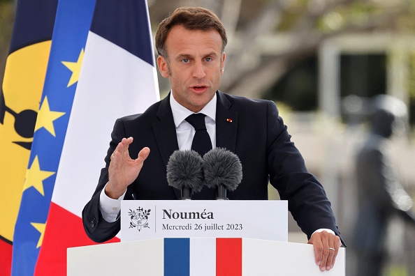 Déplacement d'Emmanuel Macron en Nouvelle-Calédonie : après les erreurs commises, "une manière de sortir par le haut de [la] situation de crise"