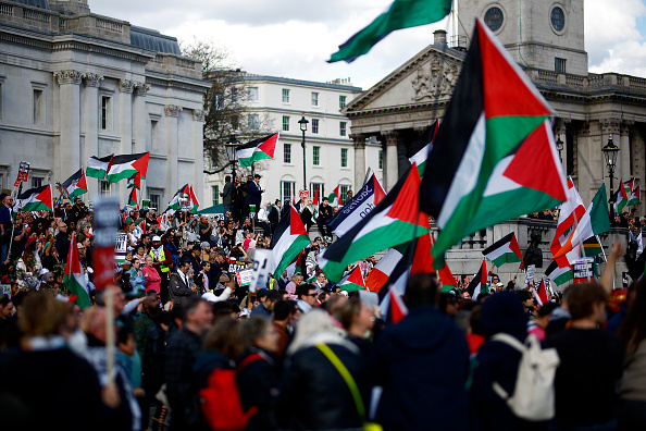 Une manifestation à Trafalgar Square, dans le centre de Londres, le 30 mars 2024, pour demander un cessez-le-feu dans le conflit entre Israël et le Hamas. (Photo BENJAMIN CREMEL/AFP via Getty Images)