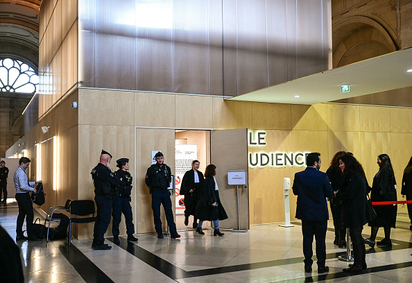 Devant la salle d'audience du procès en appel de deux proches de l'auteur de l'attentat au camion-bélier qui a fait 86 morts, sur la Promenade des Anglais à Nice le 14 juillet 2016, devant la Cour d'assises spéciale de Paris, le 22 avril 2024. (Photo MIGUEL MEDINA/AFP via Getty Images)
