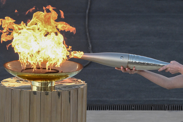 La torche olympique lors de la cérémonie de remise de la flamme olympique pour les Jeux olympiques et paralympiques d'été de Paris 2024 au stade Panathinéen d'Athènes, le 26 avril 2024.  (ANGELOS TZORTZINIS/AFP via Getty Images)