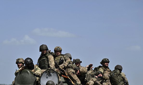 Sur le front ukrainien, une poussée russe rapide avant l’arrivée de l’aide américaine