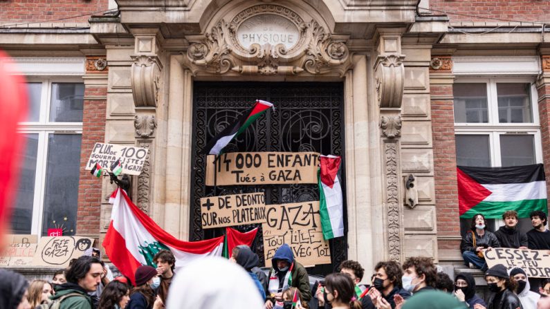 Des étudiants bloquent l'entrée de l'École supérieure de journalisme (ESJ) à Lille, le 2 mai 2024, lors d'une manifestation de solidarité pro-palestinienne. (Photo SAMEER AL-DOUMY/AFP via Getty Images)
