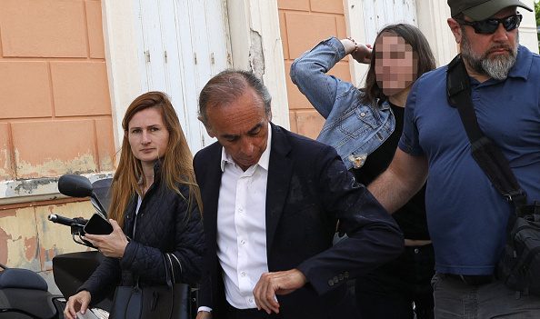 Éric Zemmour violemment pris à partie par des militants de gauche sur le marché d’Ajaccio, le parquet ouvre une enquête