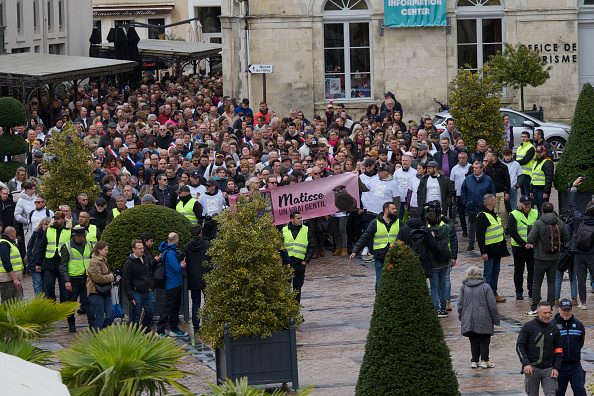 Des milliers de personnes participent à une "marche blanche" le 4 mai 2024 en hommage à Matisse, 15 ans, décédé après avoir été poignardé à Châteauroux. (GUILLAUME SOUVANT/AFP via Getty Images)