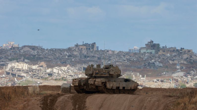 Un char de l'armée israélienne prend position dans le sud d'Israël, près de la frontière avec la bande de Gaza, le 6 mai 2024. (Photo MENAHEM KAHANA/AFP via Getty Images)