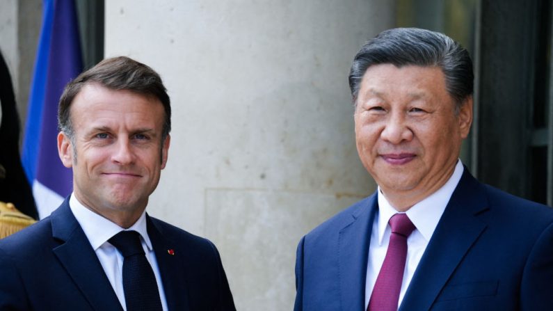 Emmanuel Macron et Xi Jinping, secrétaire général du Parti communiste chinois, au Palais de l'Élysée le 6 mai 2024. (DANIEL DORKO/Hans Lucas/AFP via Getty Images)
