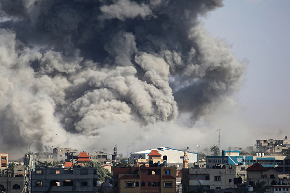 Des volutes de fumée se dégagent après un bombardement israélien à Rafah, dans le sud de la bande de Gaza, le 6 mai 2024. (Photo AFP via Getty Images)