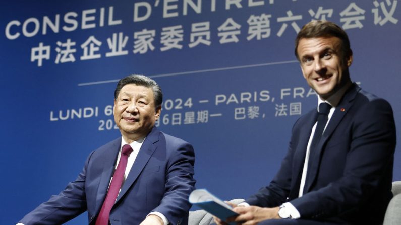 Le président Emmanuel Macron  et le leader chinois Xi Jinping à la sixième réunion du Conseil d'affaires franco-chinois au théâtre Marigny à Paris, le 6 mai 2024 (MOHAMMED BADRA/POOL/AFP via Getty Images)