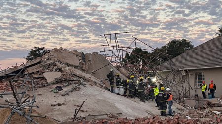 « C’est le miracle » : un survivant sorti des décombres d’un immeuble effondré lundi en Afrique du Sud