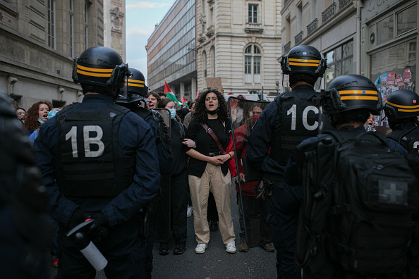 Évacuation des étudiants de la Sorbonne à Paris. (Photo VICTORIA VALDIVIA/Hans Lucas/AFP via Getty Images)