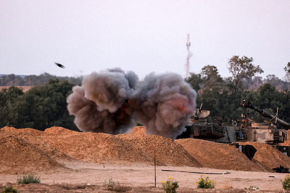 Une unité d'artillerie mobile israélienne tire un obus depuis une position frontalière dans le sud d'Israël en direction de la bande de Gaza, le 8 mai 2024. (Photo JACK GUEZ/AFP via Getty Images)
