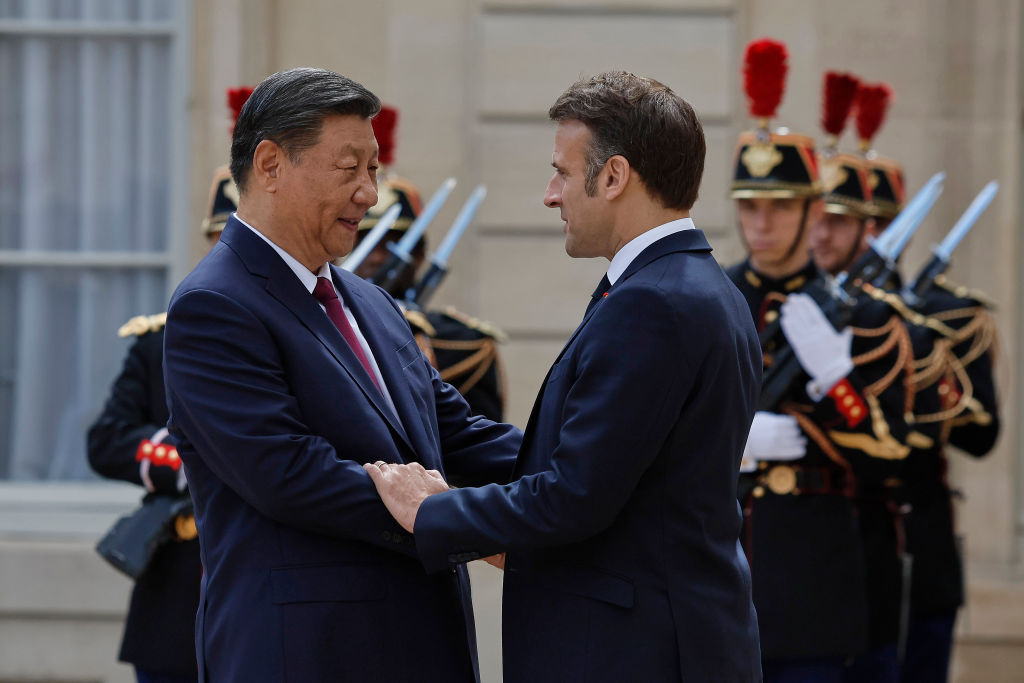 Emmanuel Macron appelle Xi Jinping à des règles commerciales "équitables" et une coordination "décisive" sur l'Ukraine
