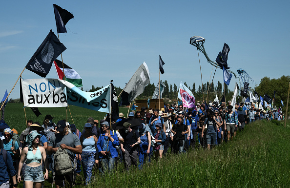 "Bassine arrière !" : une manifestation contre deux mégabassines dans le Puy-de-Dôme